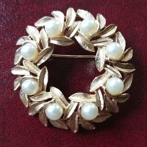 Vintage AVON gold-tone laurel leaf and faux pearl wreath brooch